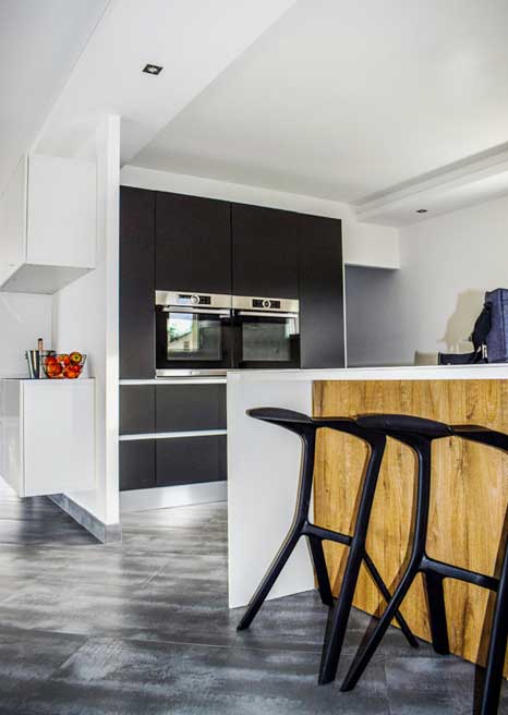 keuken met keukeneiland op moderne tegelvloer